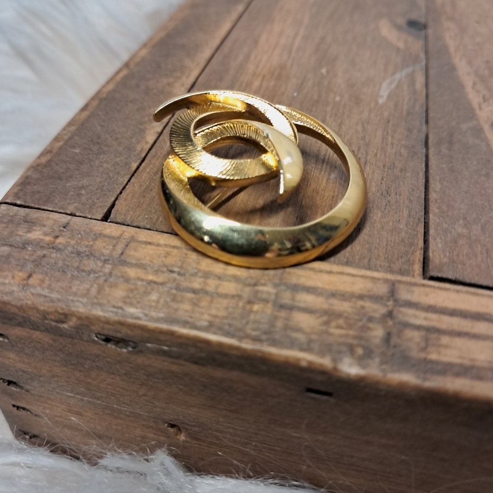 Crown Trifari Gold Swirl Brooch - Picture 4 of 5